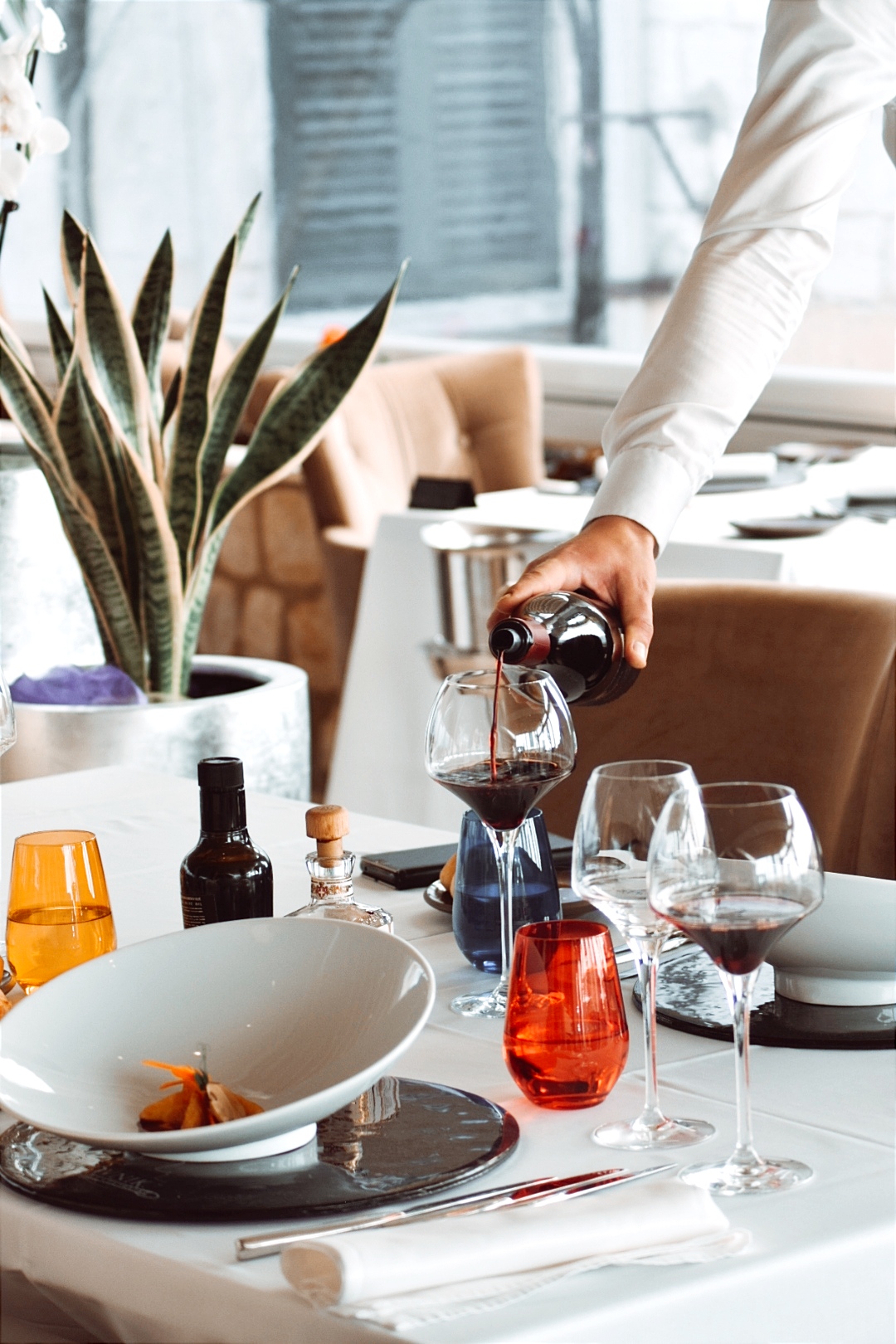 Restaurant Dubrovnik (Old City) waiter pouring red wine in glasses